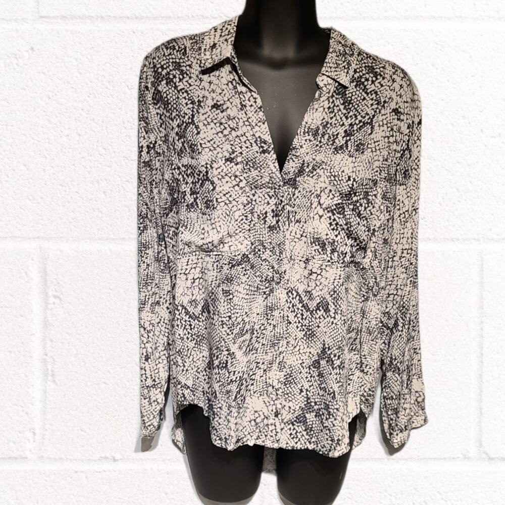 Anthropologie Neutral Motif Classic Buttondown Blouse, size XS